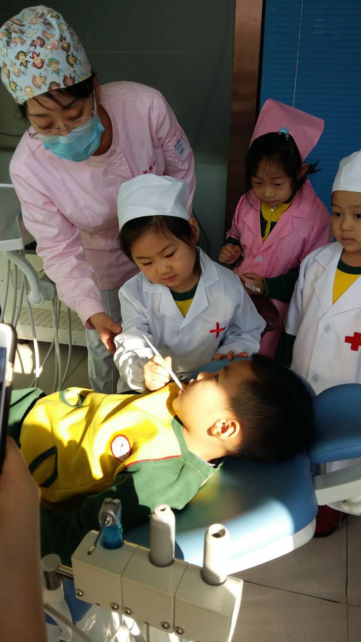 孩子们学着医生相互检查.jpg 孩子们学着医生相互检查.jpg